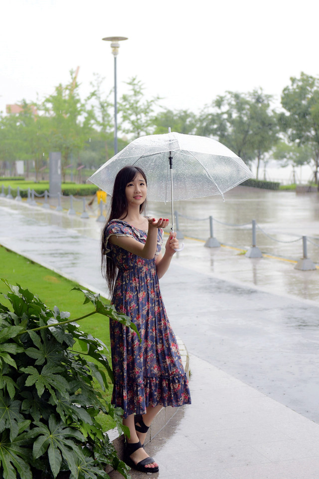 清新女生漫步在雨中