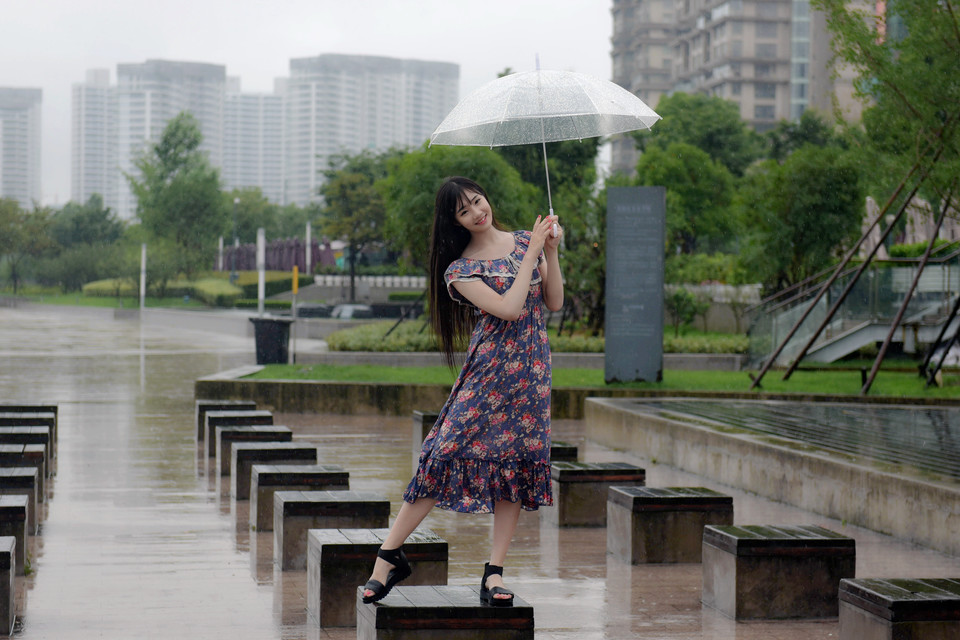 清新女生漫步在雨中