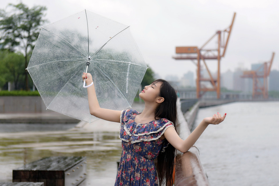 清新女生漫步在雨中