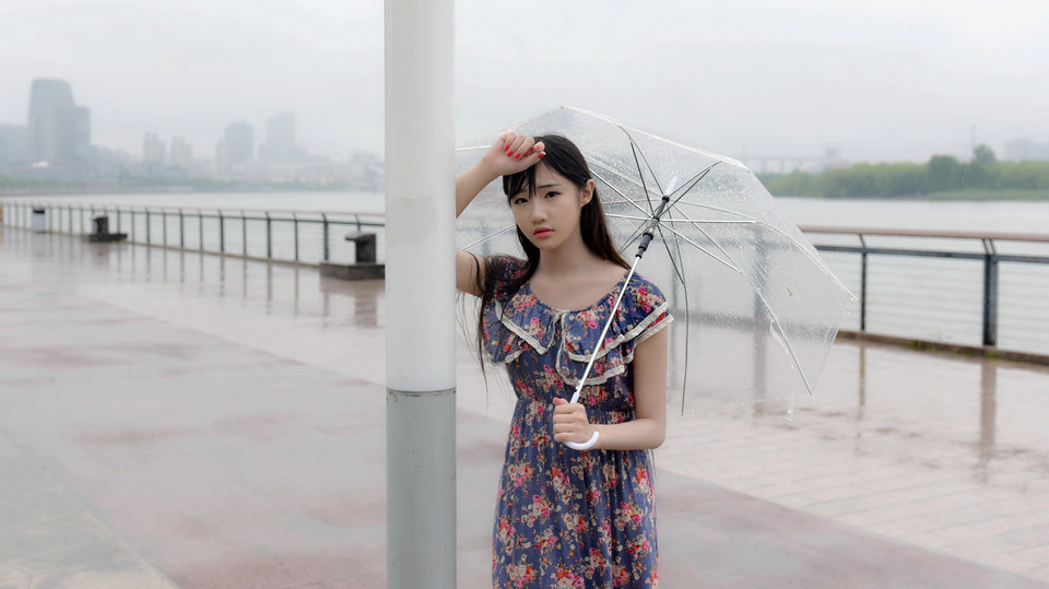 清新女生漫步在雨中