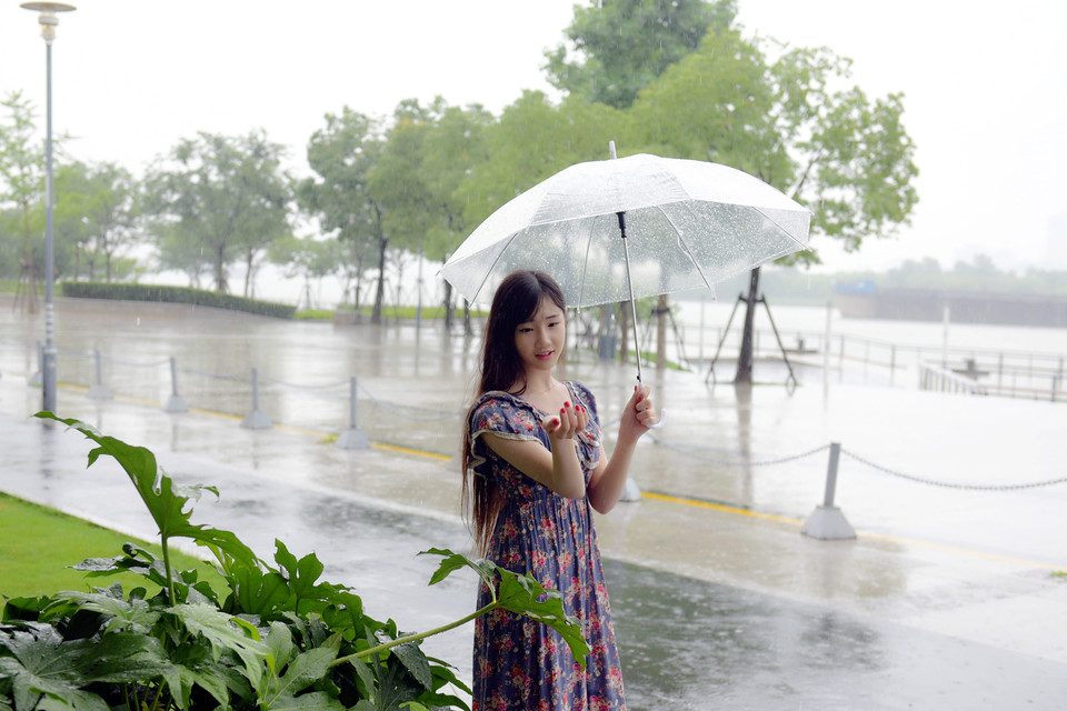 清新女生漫步在雨中