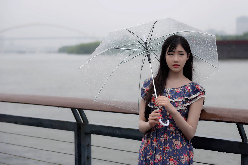 清新女生漫步在雨中