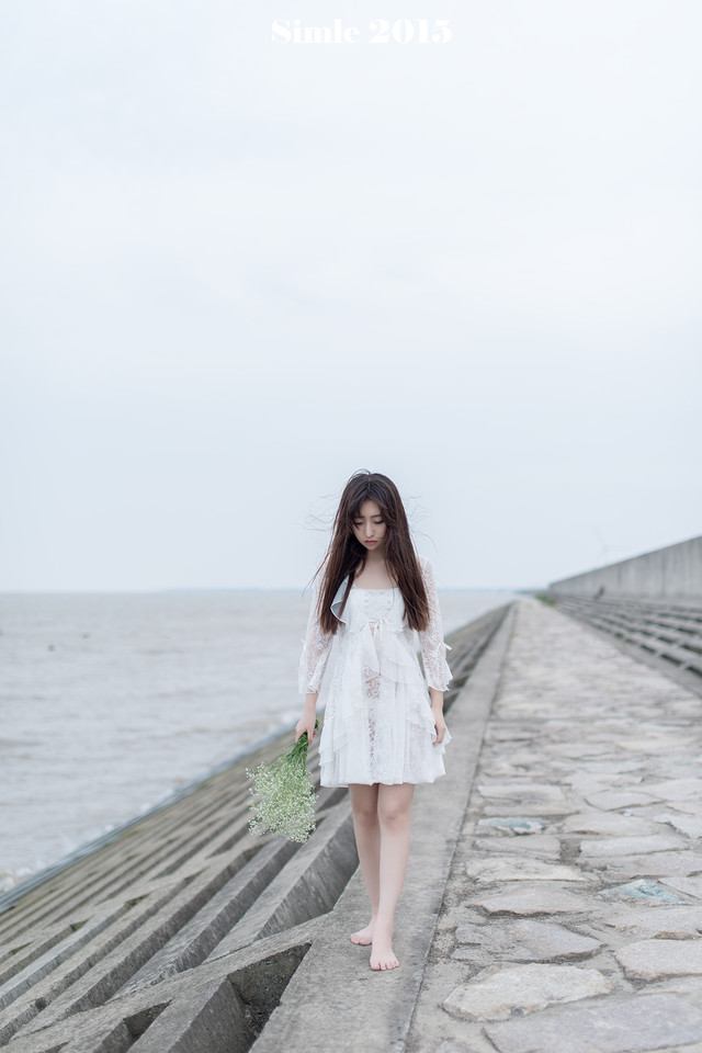 河边少女长发飘飘眼神迷离