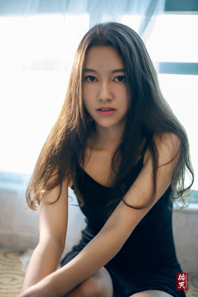 私房背心女孩眼神忧郁