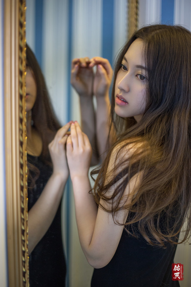 私房背心女孩眼神忧郁