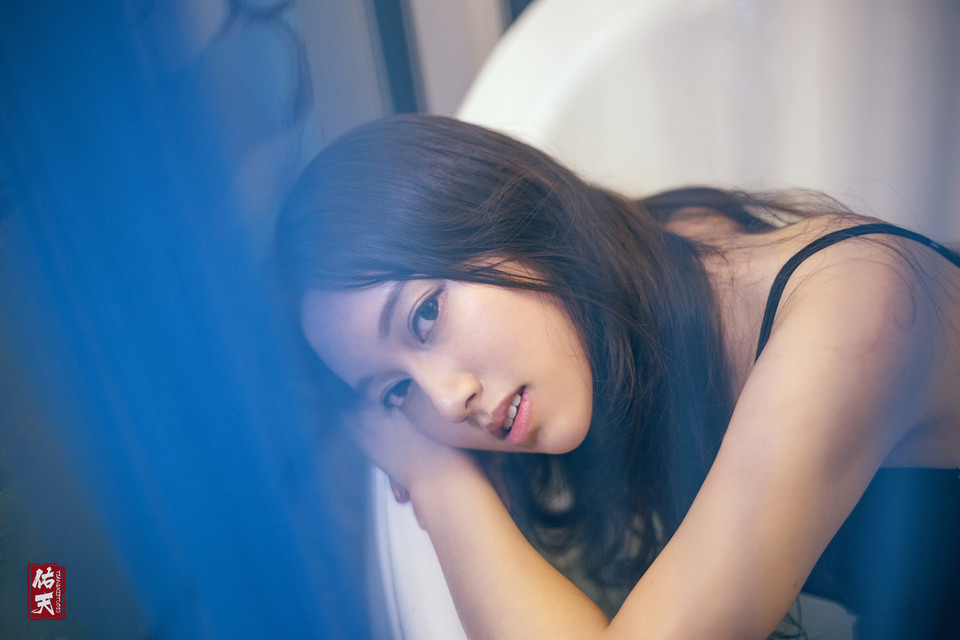 私房背心女孩眼神忧郁