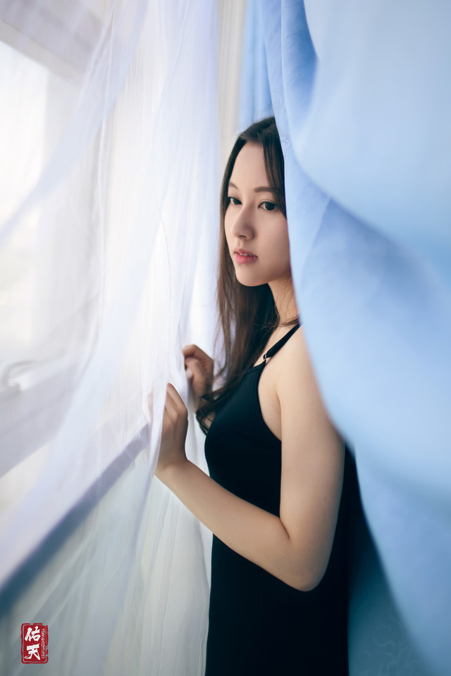 私房背心女孩眼神忧郁