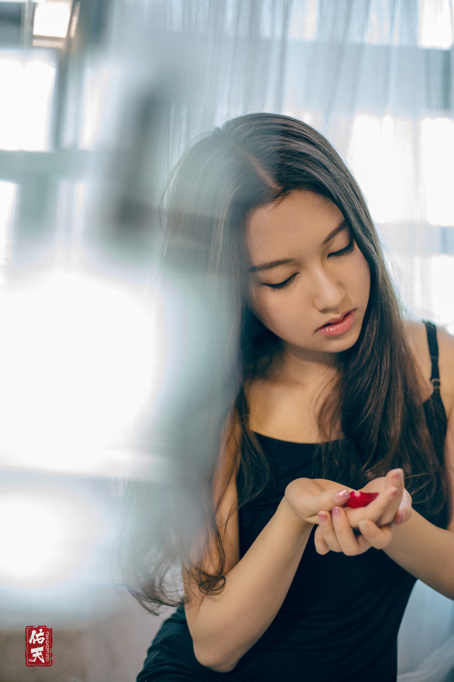 私房背心女孩眼神忧郁