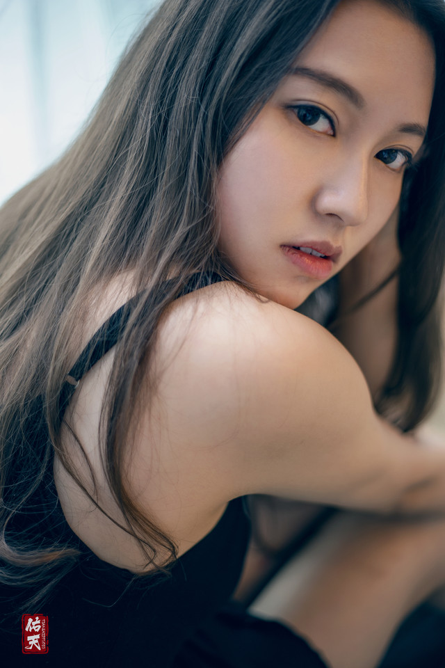 私房背心女孩眼神忧郁