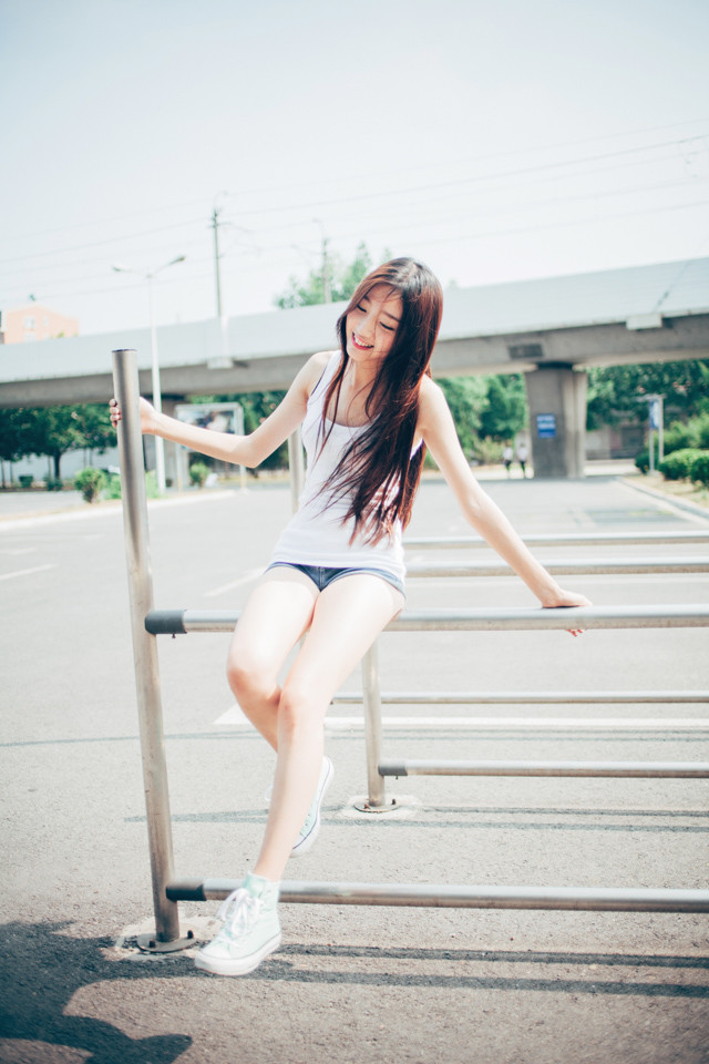 夏日街头的长腿清新妹子