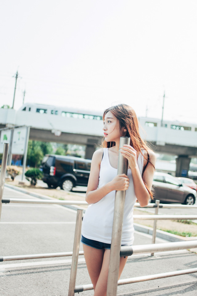 夏日街头的长腿清新妹子