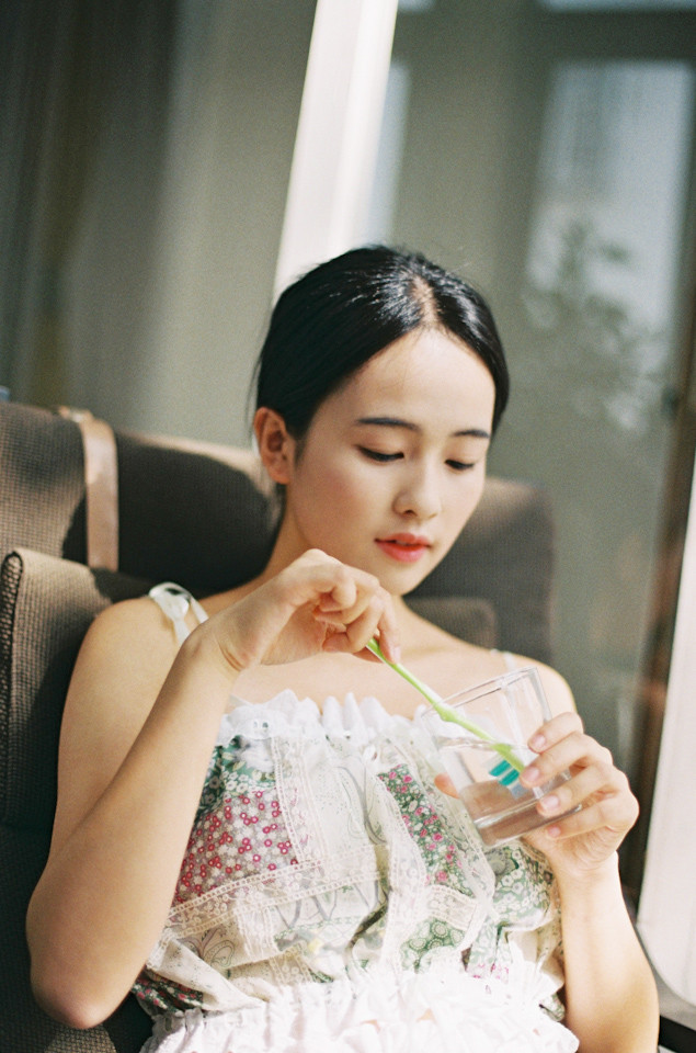 清新少女闺房里笑容灿烂