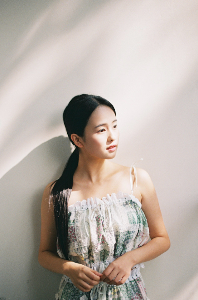 清新少女闺房里笑容灿烂