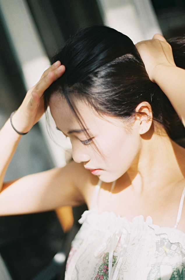 清新少女闺房里笑容灿烂