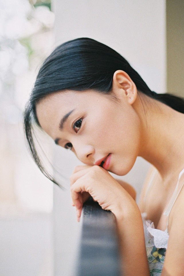 清新少女闺房里笑容灿烂