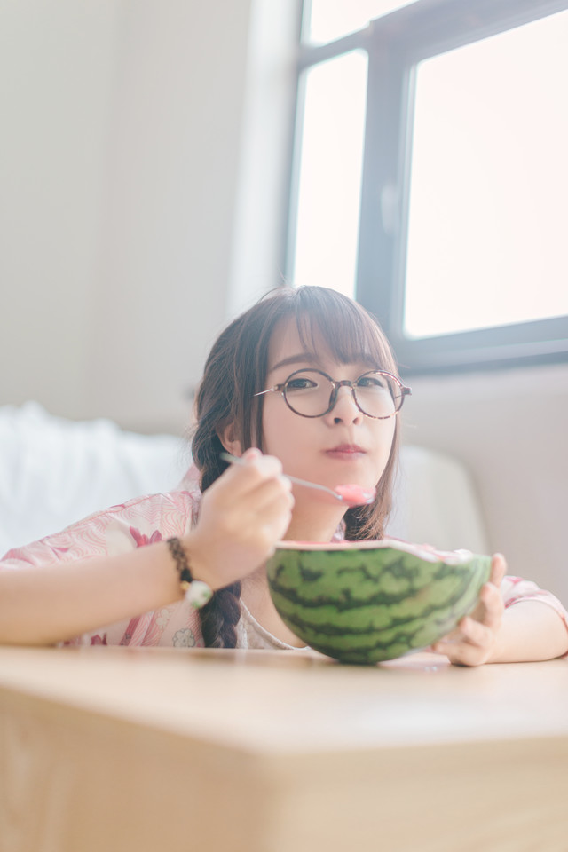 可爱麻花辫女孩俏皮天真