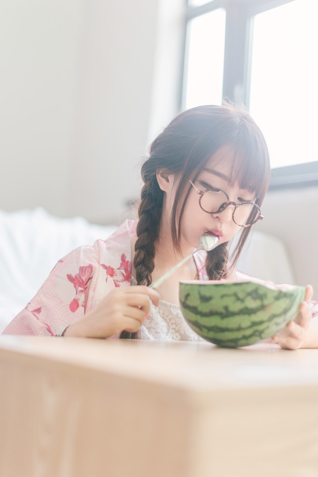 可爱麻花辫女孩俏皮天真