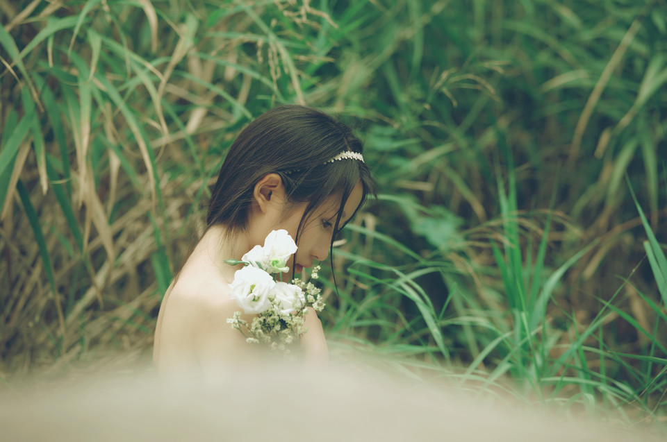 溪水白嫩妹子美背凸显