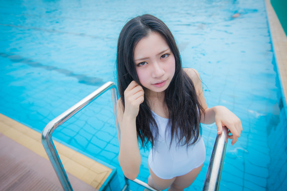 白皙MM夏日泳衣写真