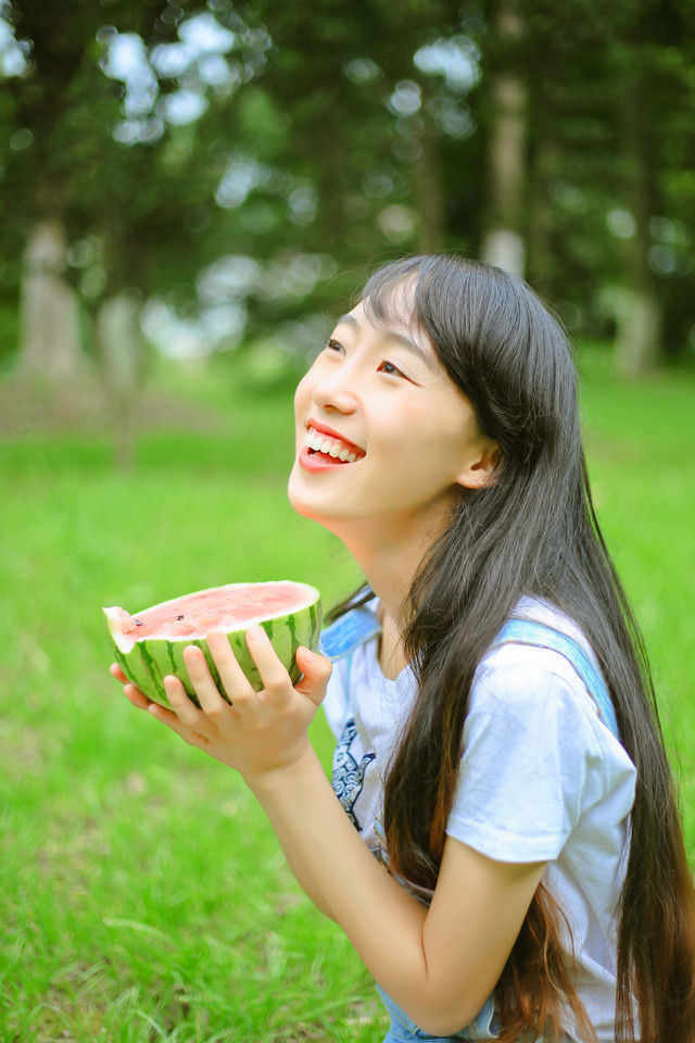 清新长发美眉夏日西瓜写真