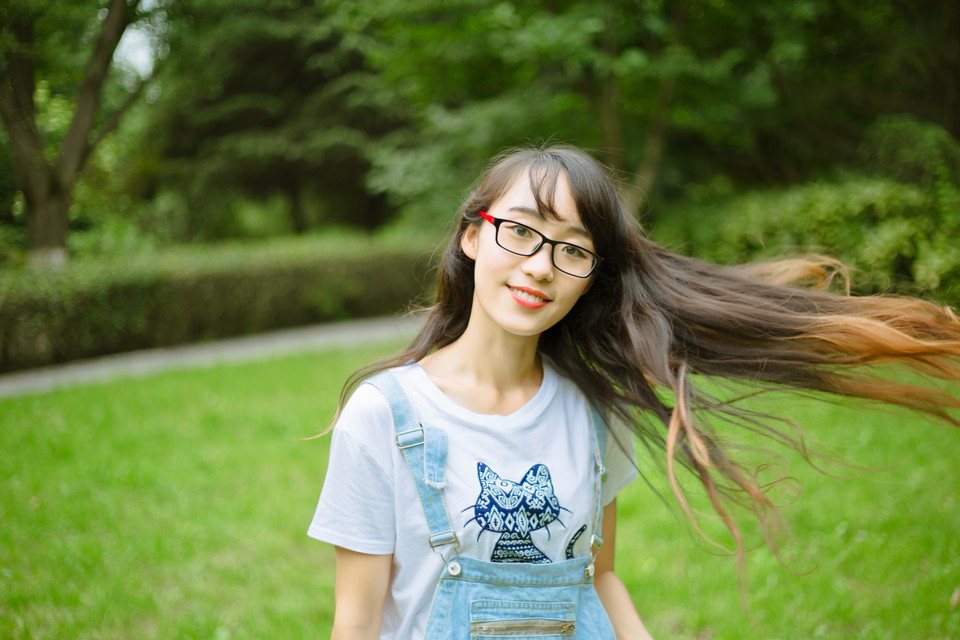 清新长发美眉夏日西瓜写真