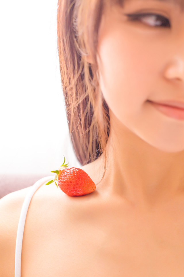 粉嫩的草莓女孩香甜可口