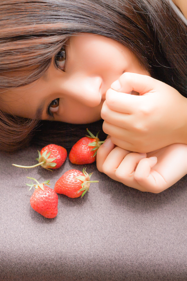 粉嫩的草莓女孩香甜可口