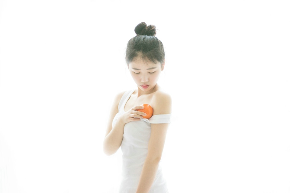 白皙女孩水果写真