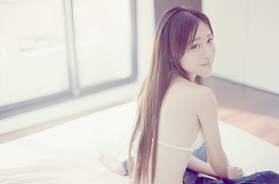 闺房美女气质洒脱居家照