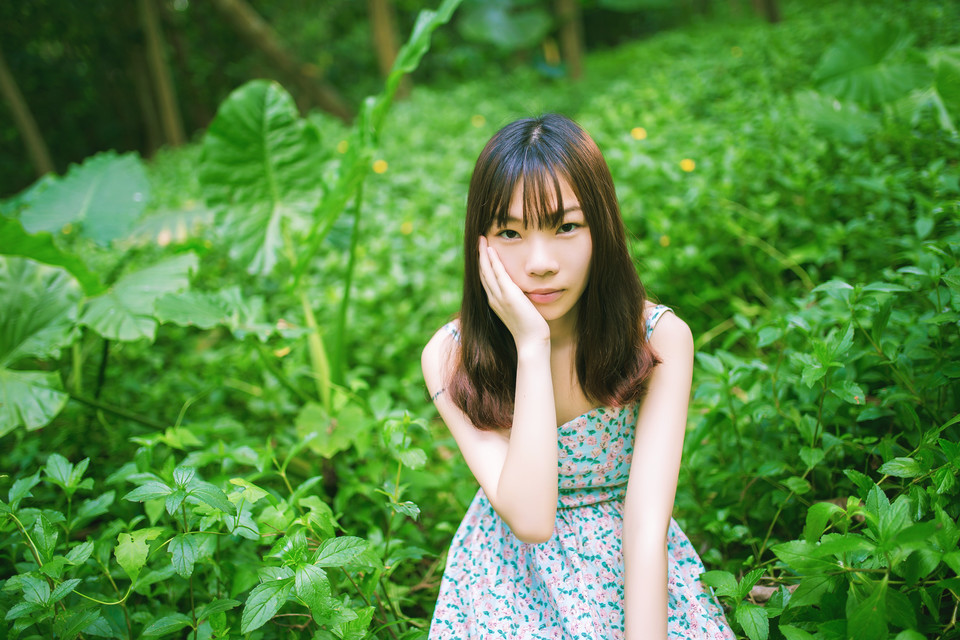 夏日碎花裙女孩很清新