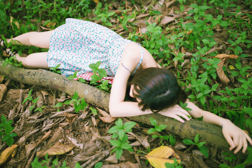 夏日碎花裙女孩很清新