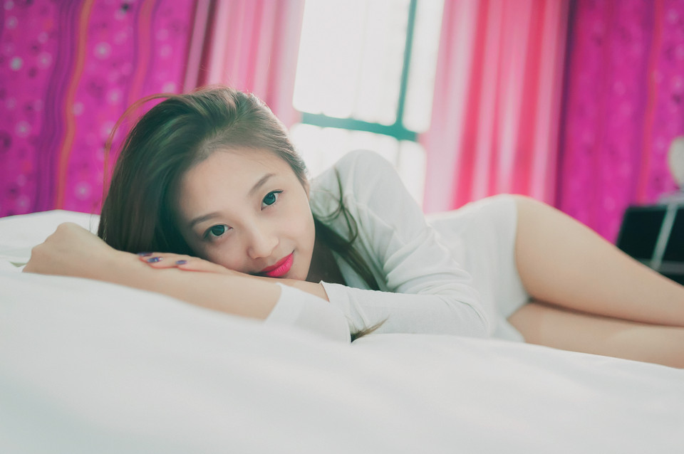 白嫩女神闺房笑容可爱