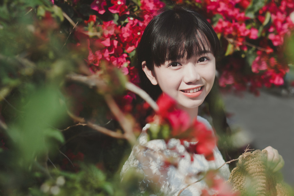 麻花辫纯美女孩的眼神