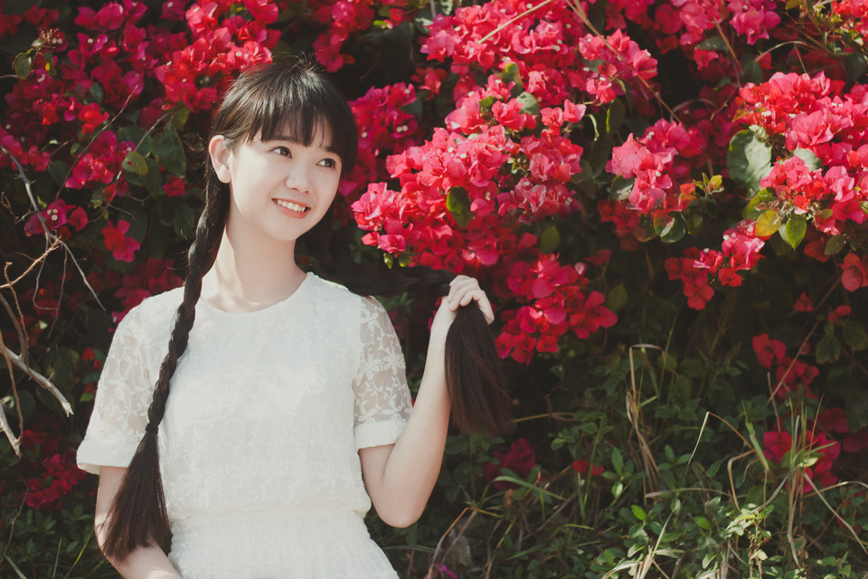 麻花辫纯美女孩的眼神