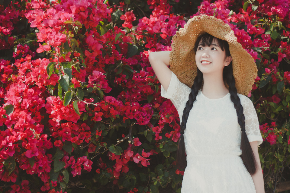麻花辫纯美女孩的眼神