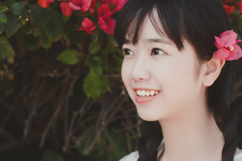 麻花辫纯美女孩的眼神