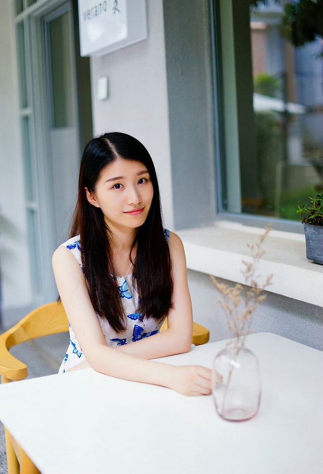 中分长发美眉容颜干净