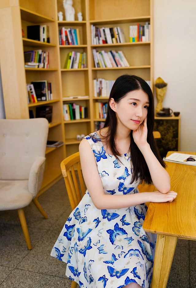 中分长发美眉容颜干净