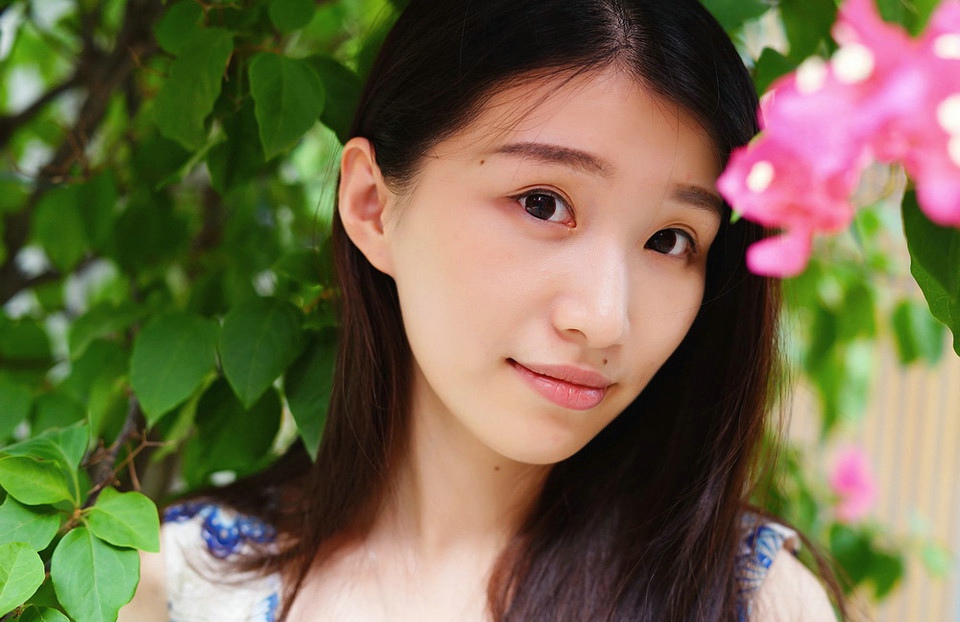 中分长发美眉容颜干净