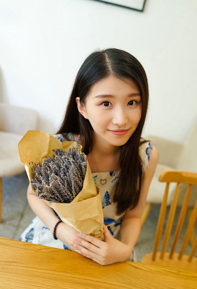 中分长发美眉容颜干净