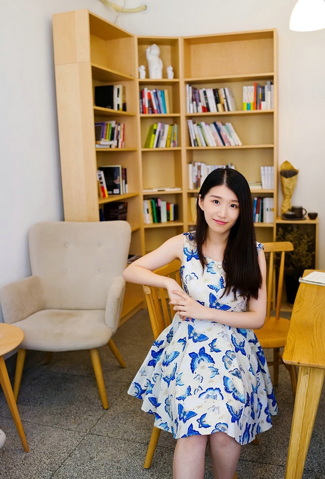 中分长发美眉容颜干净
