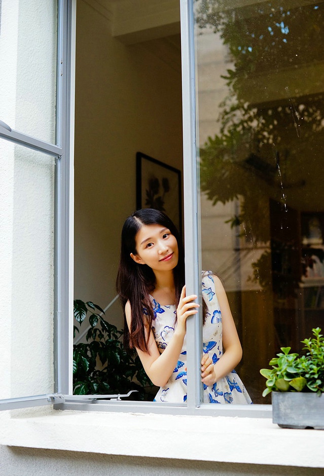中分长发美眉容颜干净