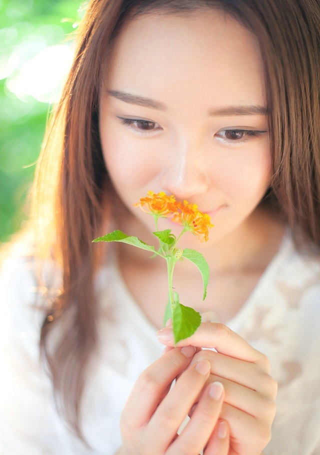 花香女孩甜蜜微笑