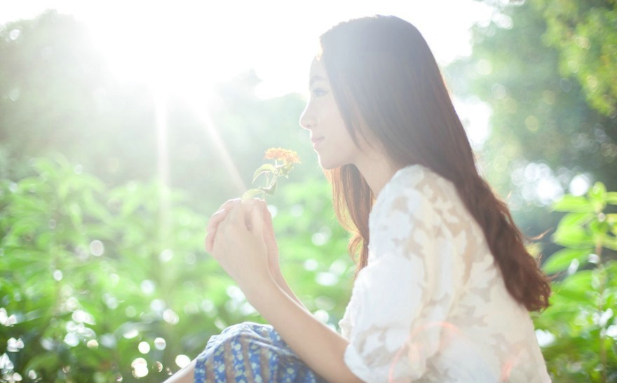 花香女孩甜蜜微笑