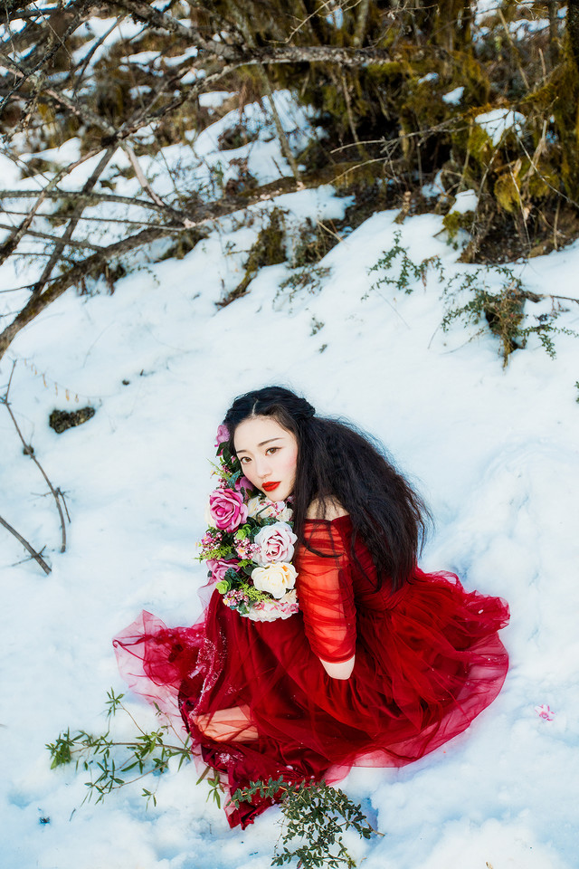 如花般鲜艳的红衣少女