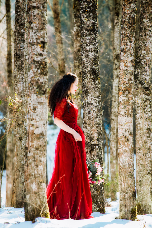 如花般鲜艳的红衣少女