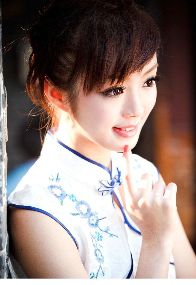日式旗袍美女园林散步
