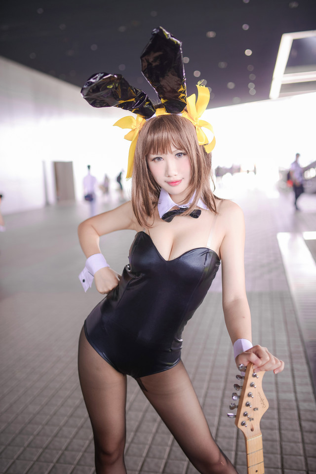 吉他美女性感cosplay