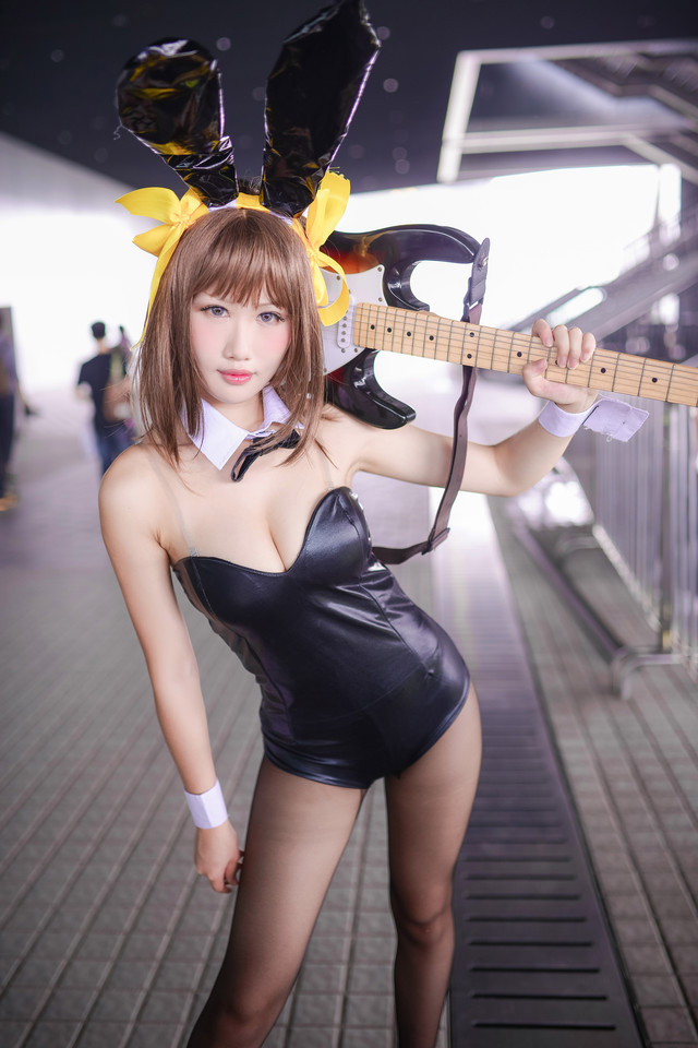 吉他美女性感cosplay