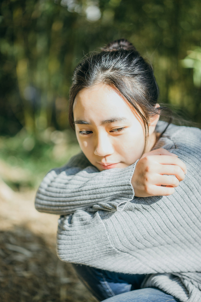 丸子头少女的秋日写真